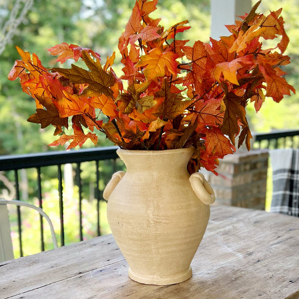 Gealterte Terrakotta-Vase mit Griffen