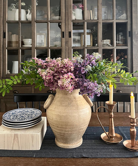 Gealterte Terrakotta-Vase mit Griffen