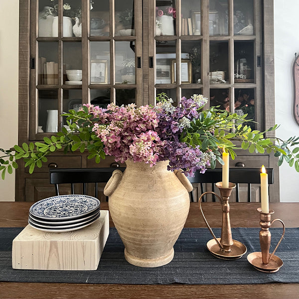 Gealterte Terrakotta-Vase mit Griffen