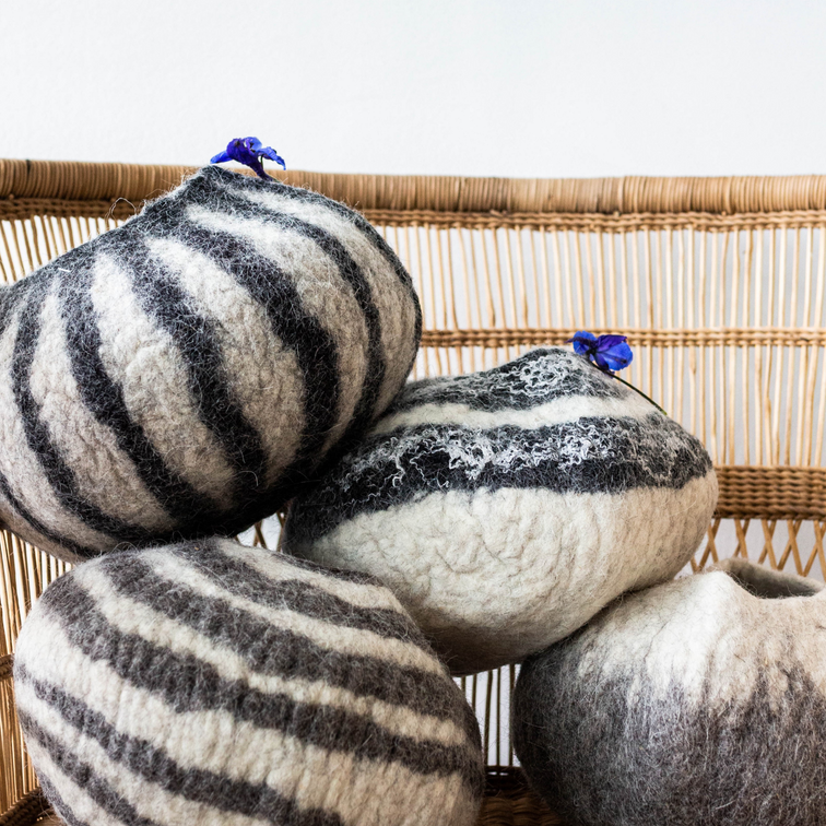 Gestrickte dekorative Ukhamba-Schale aus grauer Karakul-Wolle