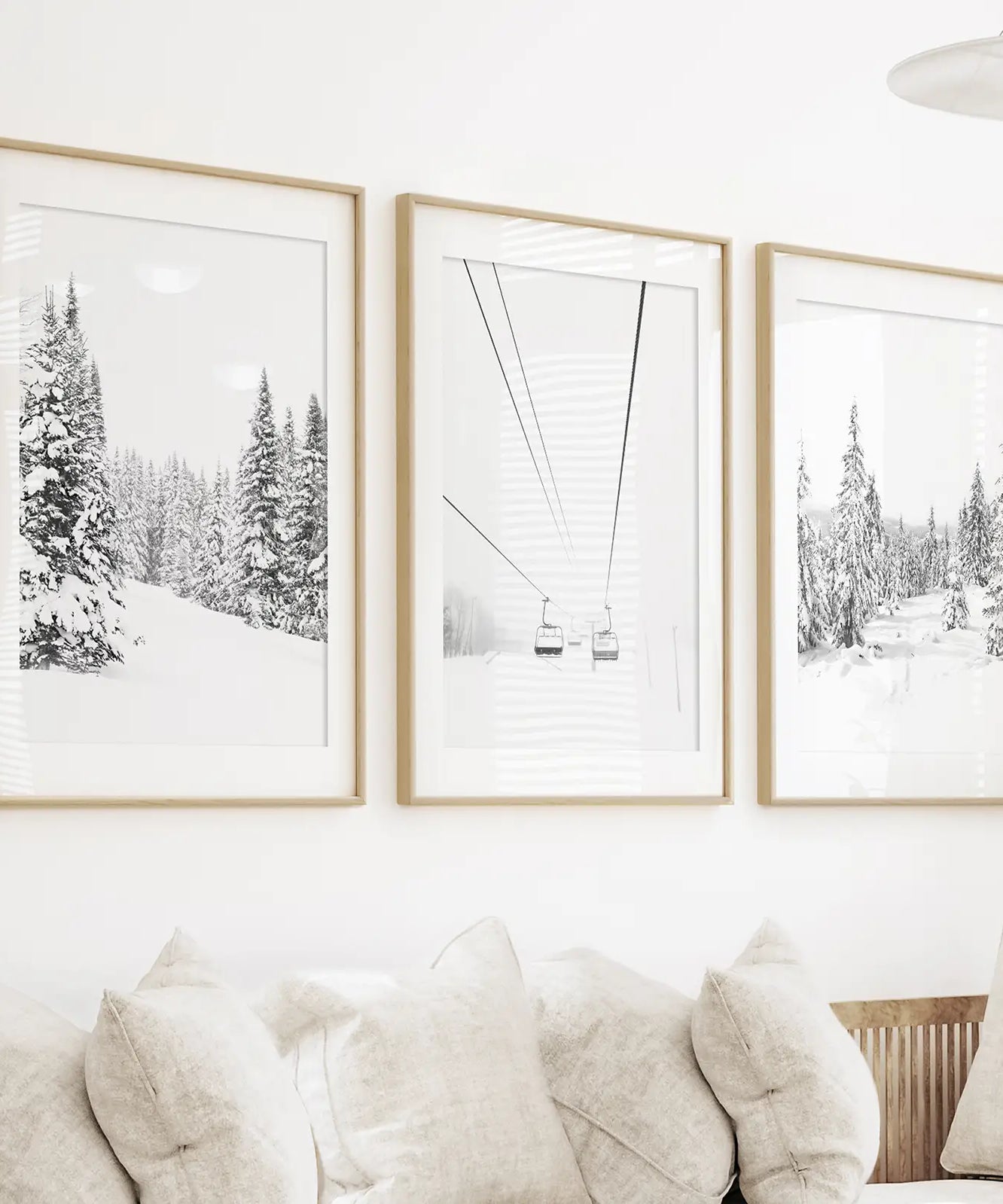 Winter Skifahren Schwarz Weiss Wandkunst. Skilift, verschneiter Wald