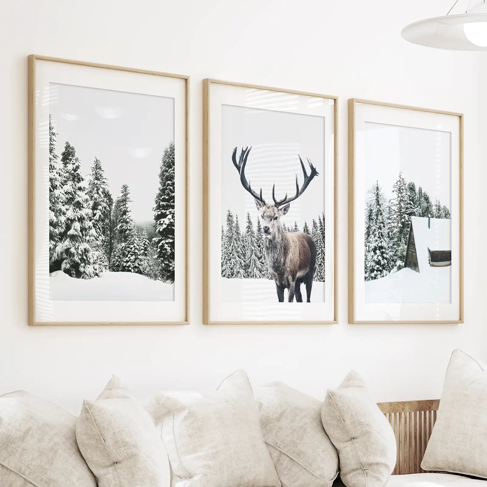 3-teilige Weihnachtswandkunst. Wald, Blockhütte, Rentier