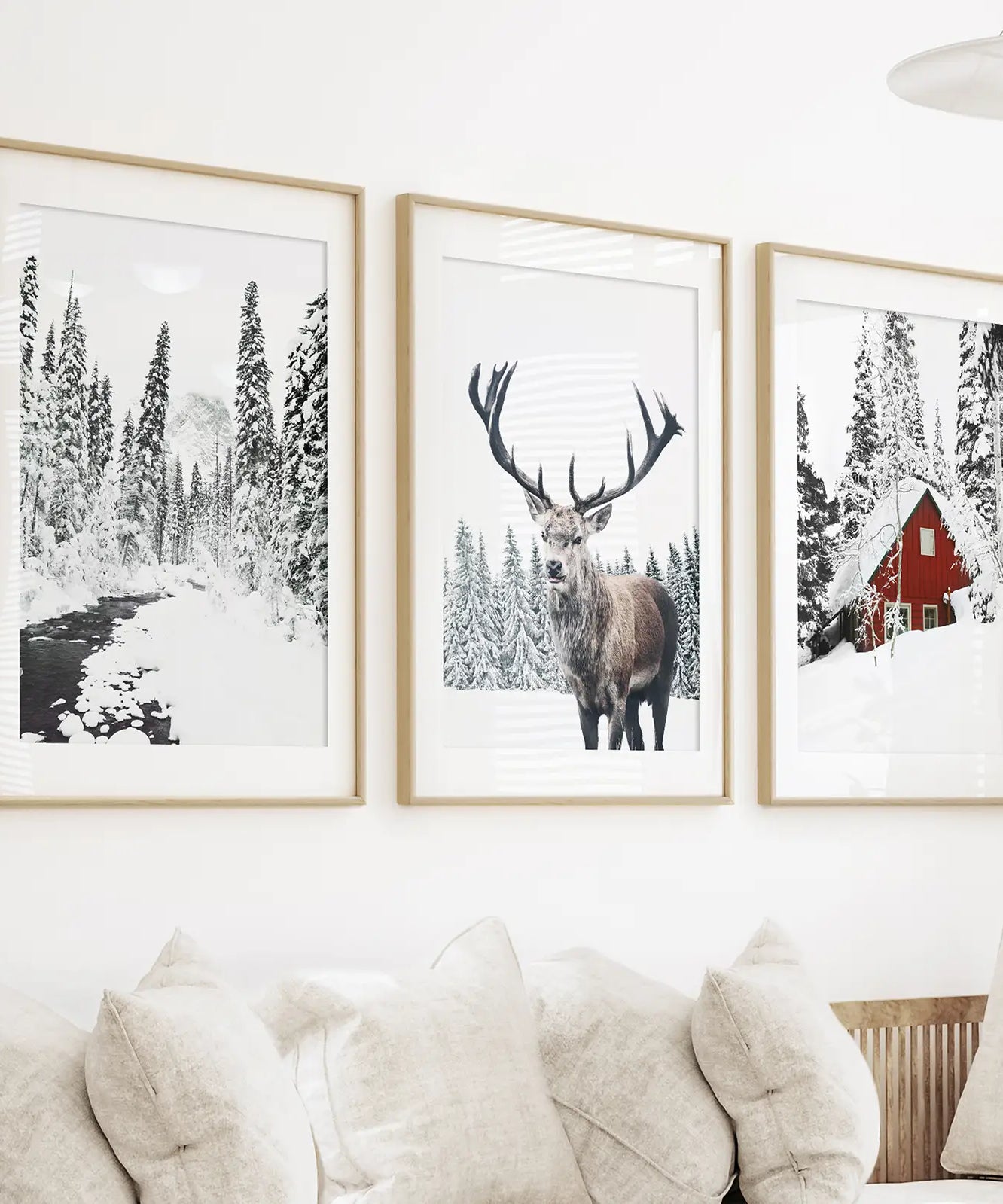 Weihnachtliche Wandbilder. Rote Blockhütte, Hirsch