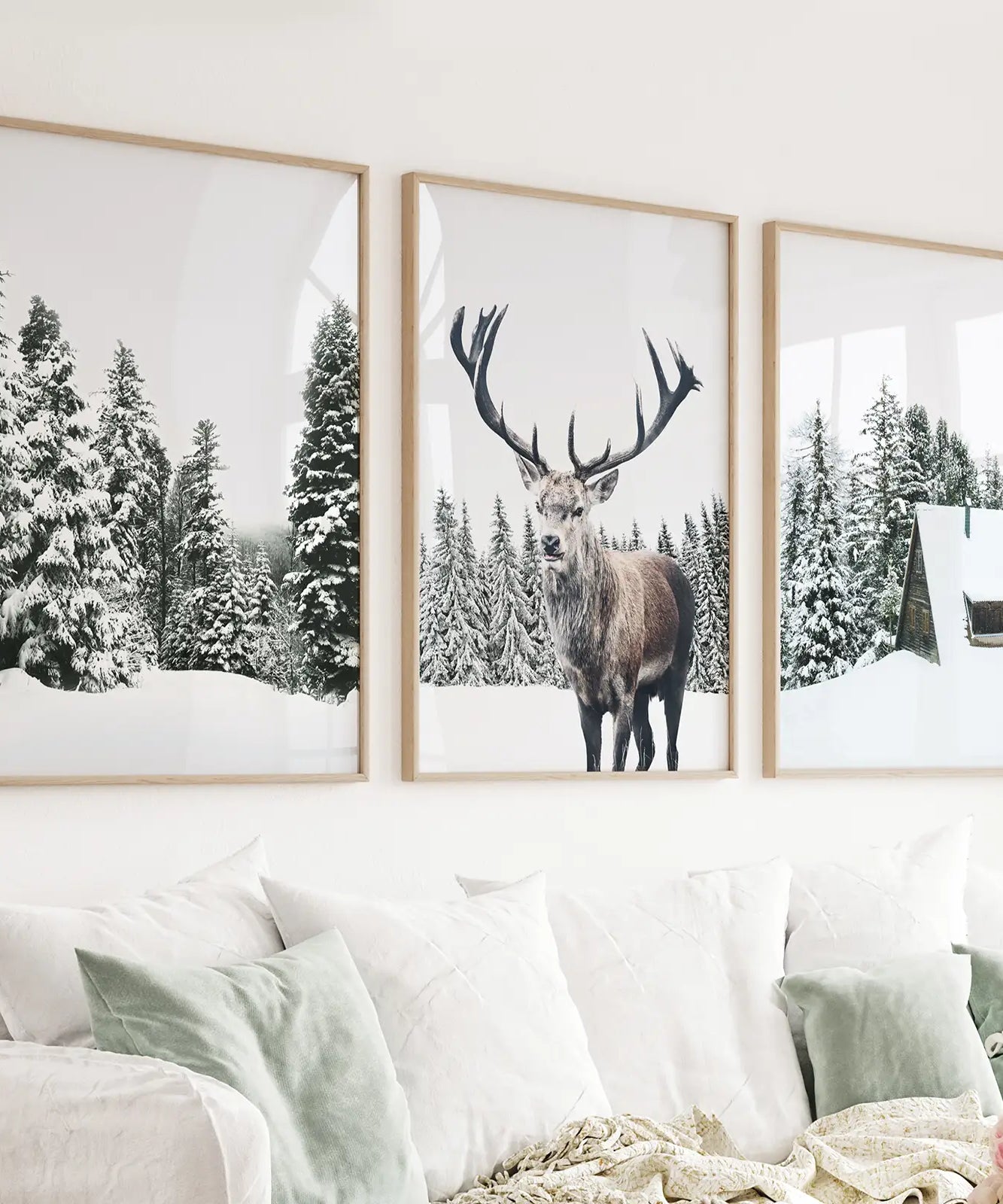 3-teilige Weihnachtswandkunst. Wald, Blockhütte, Rentier