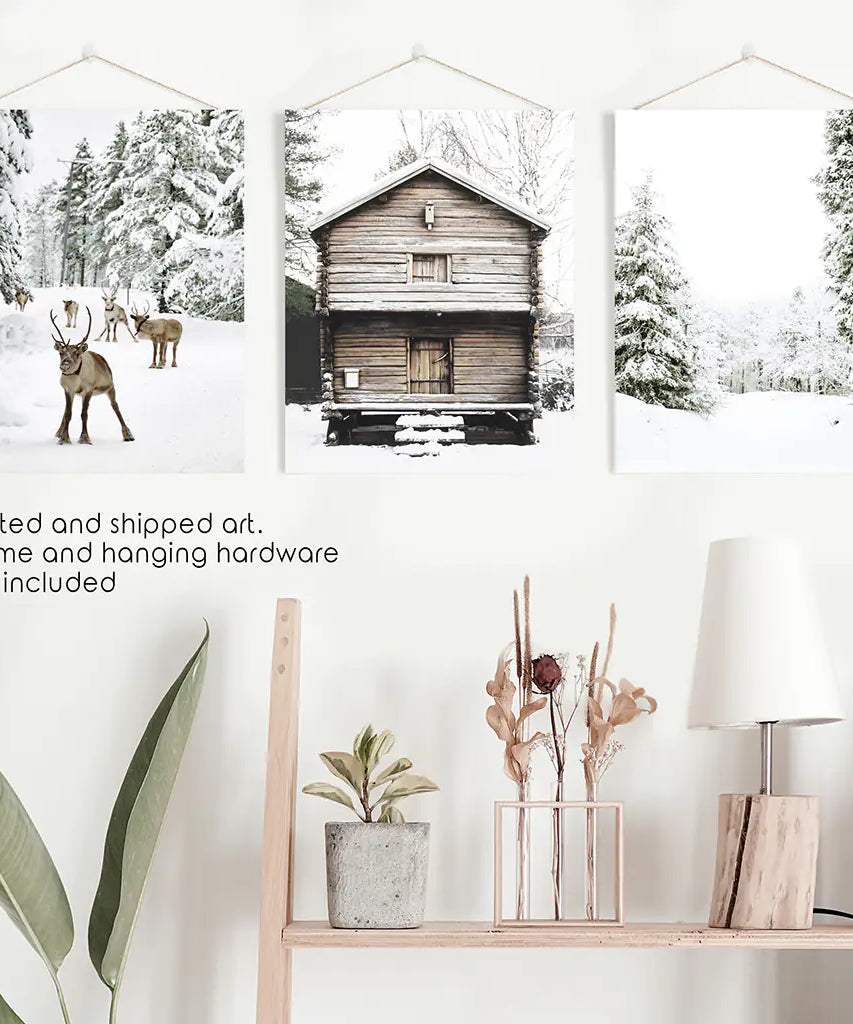Wandbilder-Set im Weihnachts-Design. Rentier, Blockhütte, Wald