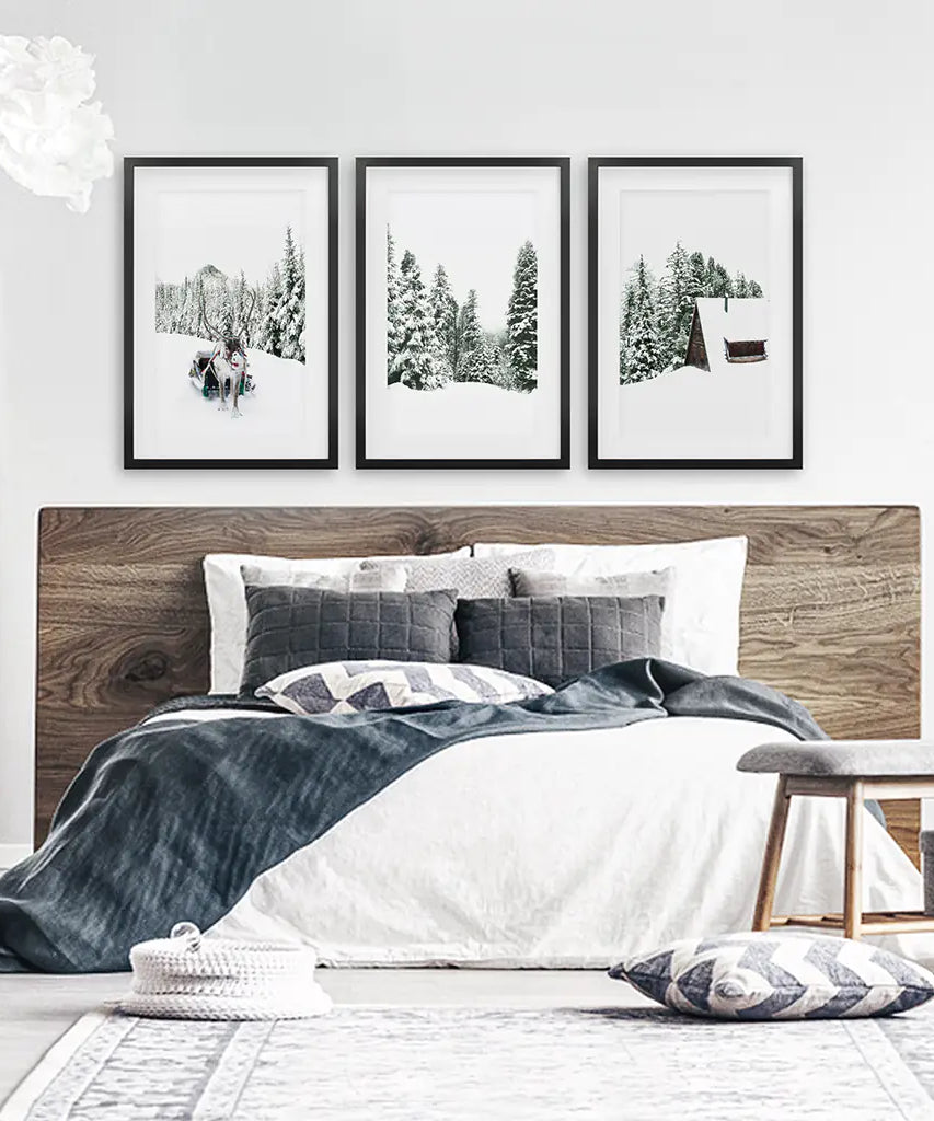 Winterliche Schneelandschaft-Triptychon. Rentier, Blockhütte, Kiefernbaum