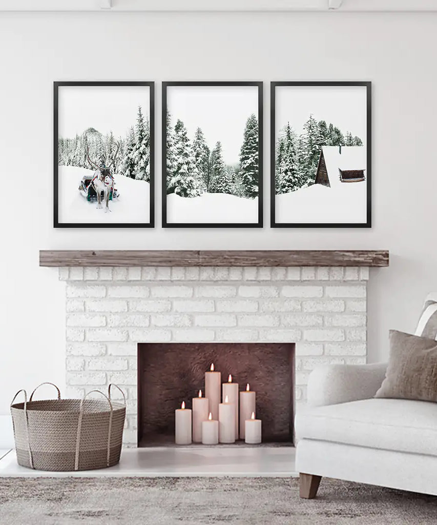 Winterliche Schneelandschaft-Triptychon. Rentier, Blockhütte, Kiefernbaum