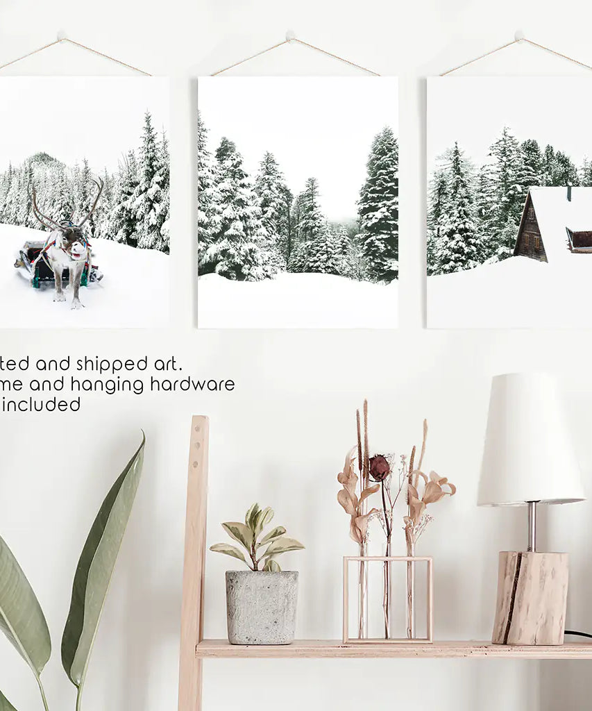Winterliche Schneelandschaft-Triptychon. Rentier, Blockhütte, Kiefernbaum