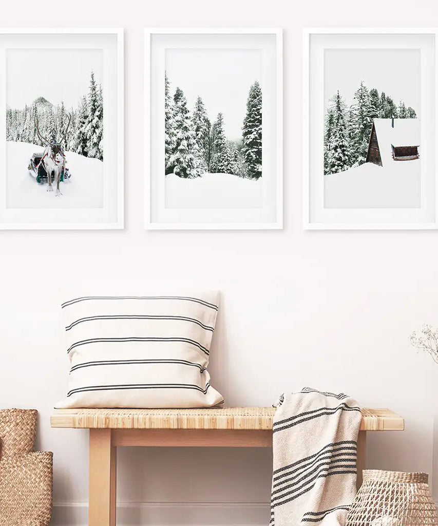 Winterliche Schneelandschaft-Triptychon. Rentier, Blockhütte, Kiefernbaum