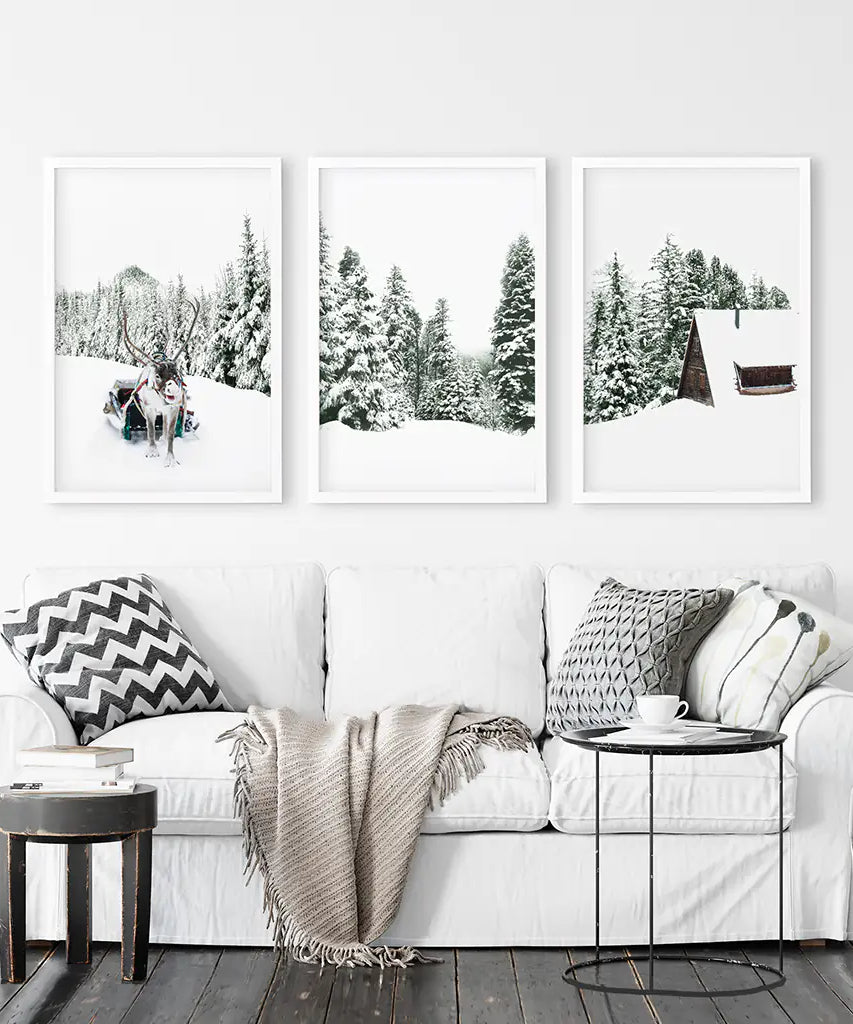 Winterliche Schneelandschaft-Triptychon. Rentier, Blockhütte, Kiefernbaum