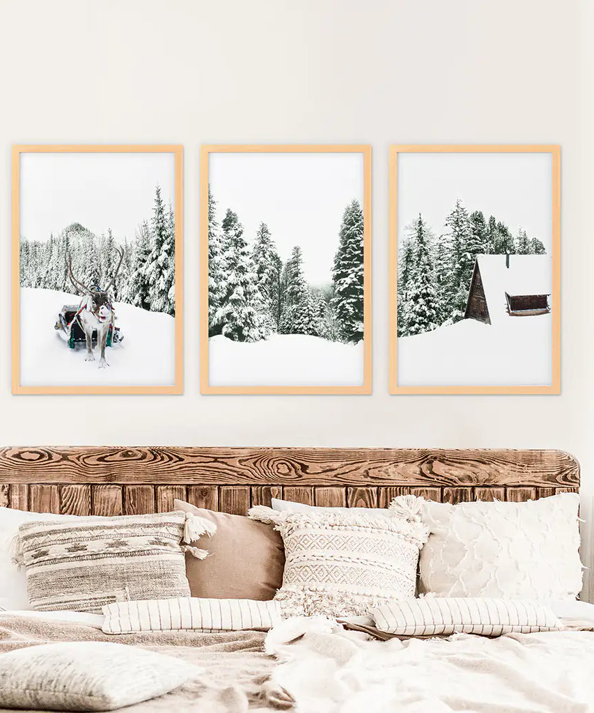 Winterliche Schneelandschaft-Triptychon. Rentier, Blockhütte, Kiefernbaum