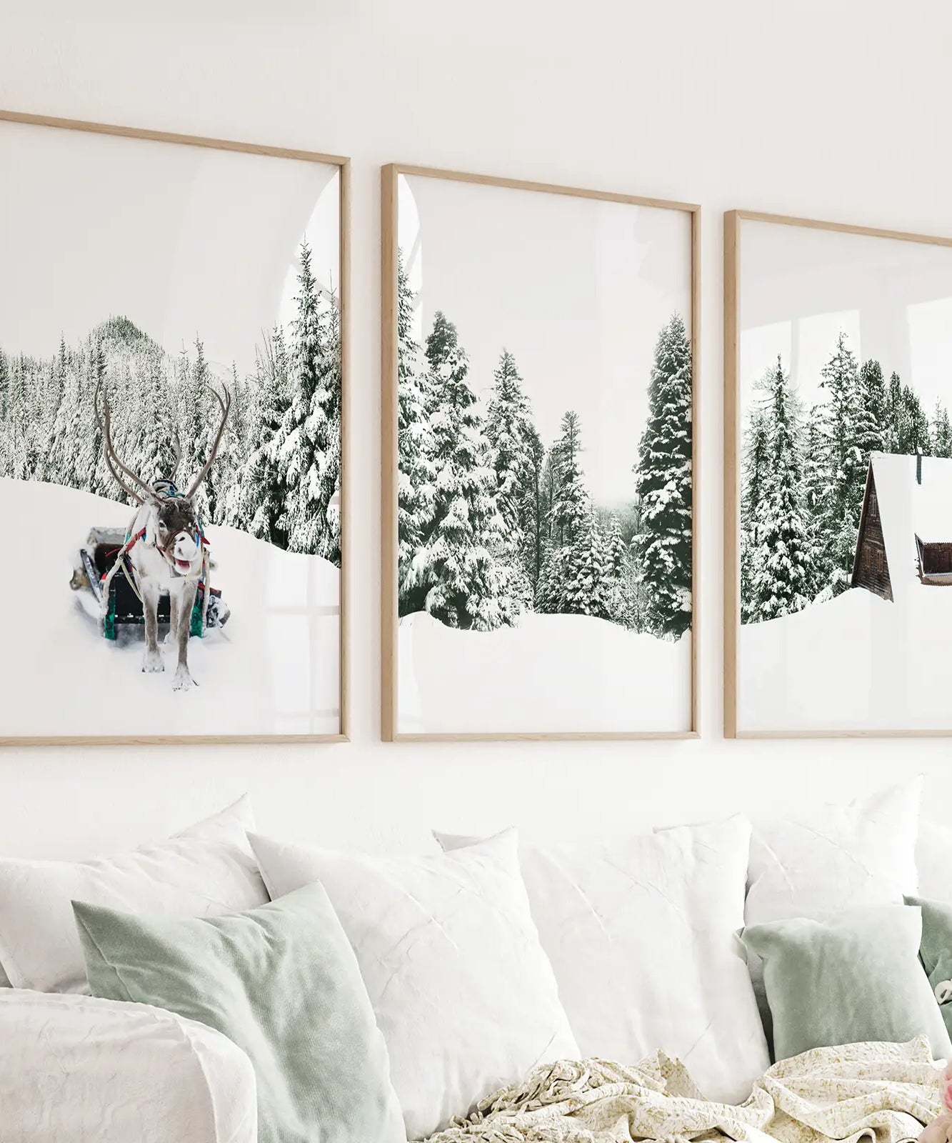 Winterliche Schneelandschaft-Triptychon. Rentier, Blockhütte, Kiefernbaum