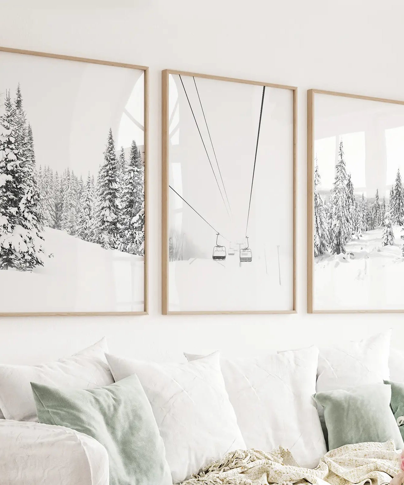 Winter Skifahren Schwarz Weiss Wandkunst. Skilift, verschneiter Wald
