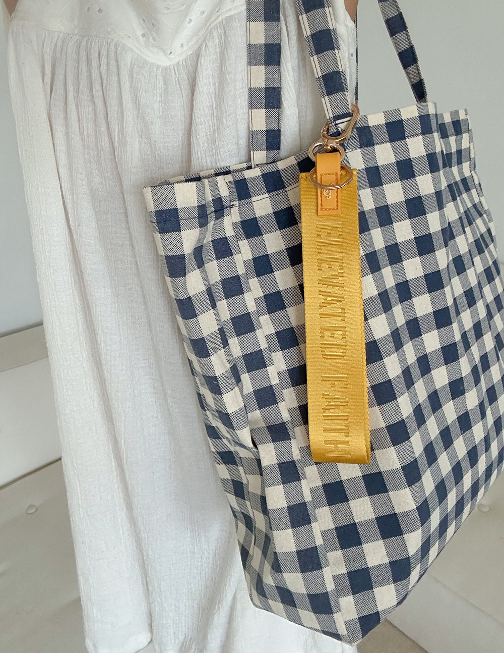 Gelber Oversized-Schlüsselanhänger mit Logo