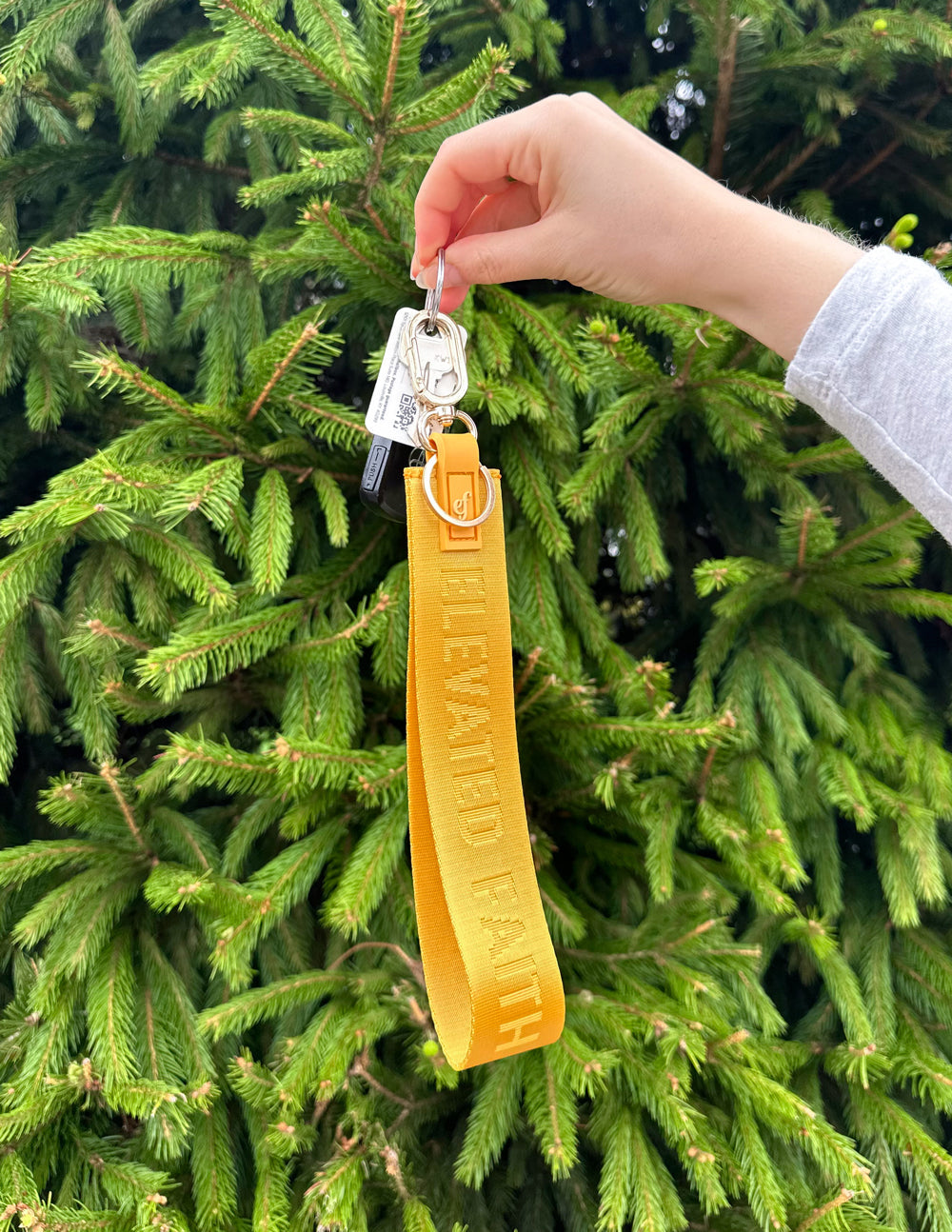 Gelber Oversized-Schlüsselanhänger mit Logo