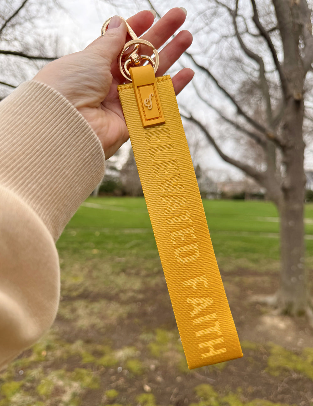 Gelber Oversized-Schlüsselanhänger mit Logo