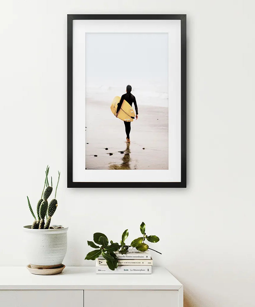 Gelbes Surfbrett Poster. Druck im Küstenlebensstil-Design