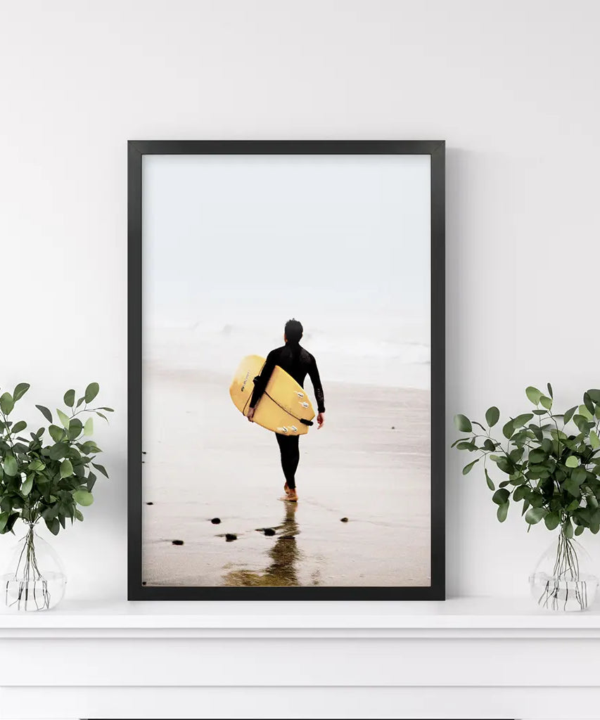 Gelbes Surfbrett Poster. Druck im Küstenlebensstil-Design