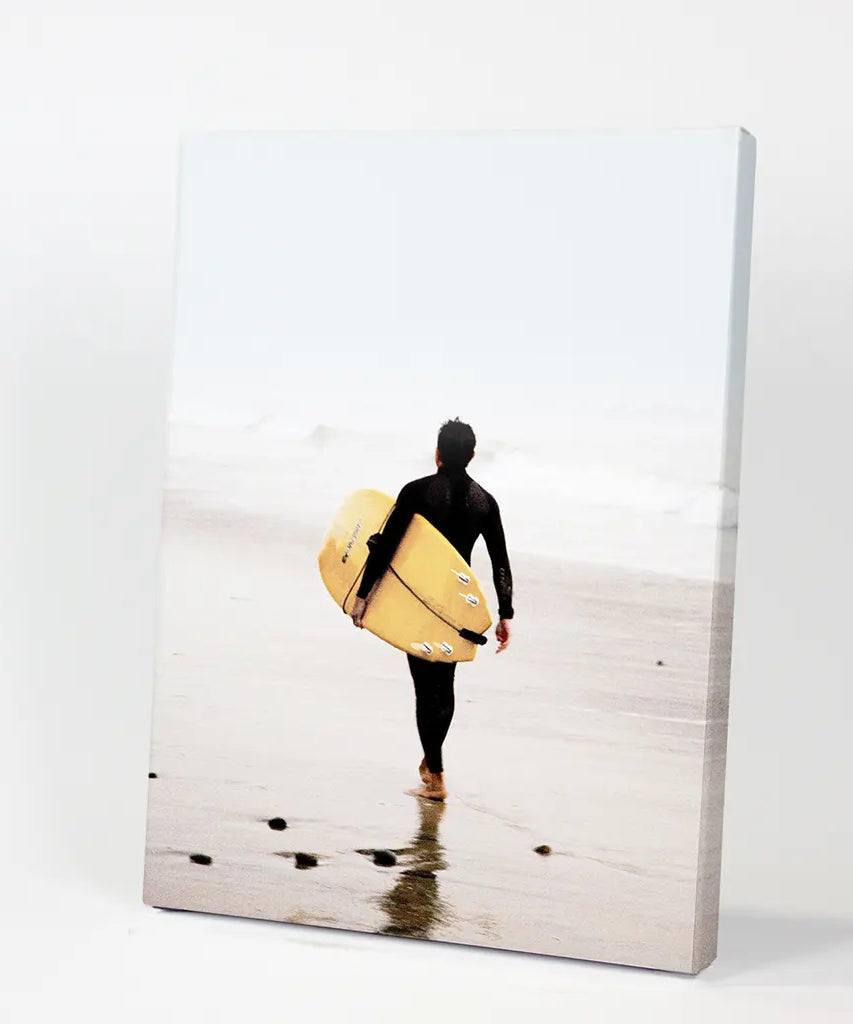 Gelbes Surfbrett Poster. Druck im Küstenlebensstil-Design