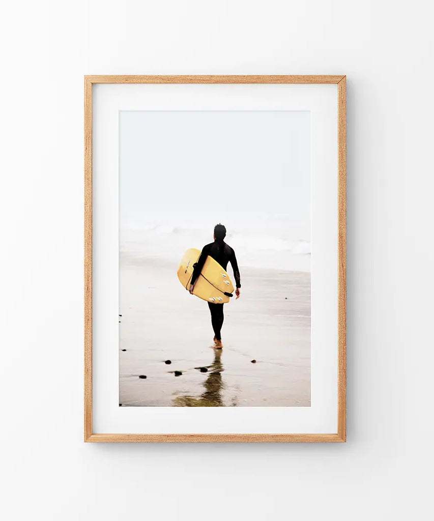 Gelbes Surfbrett Poster. Druck im Küstenlebensstil-Design