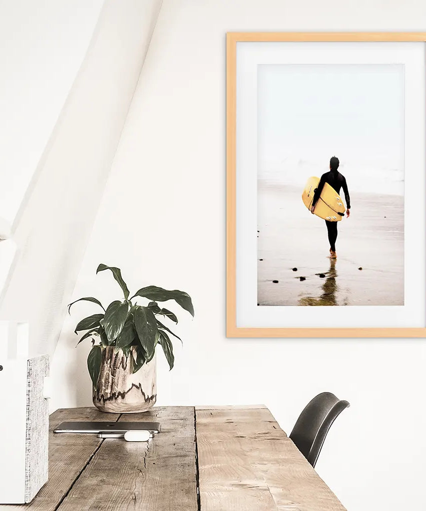 Gelbes Surfbrett Poster. Druck im Küstenlebensstil-Design