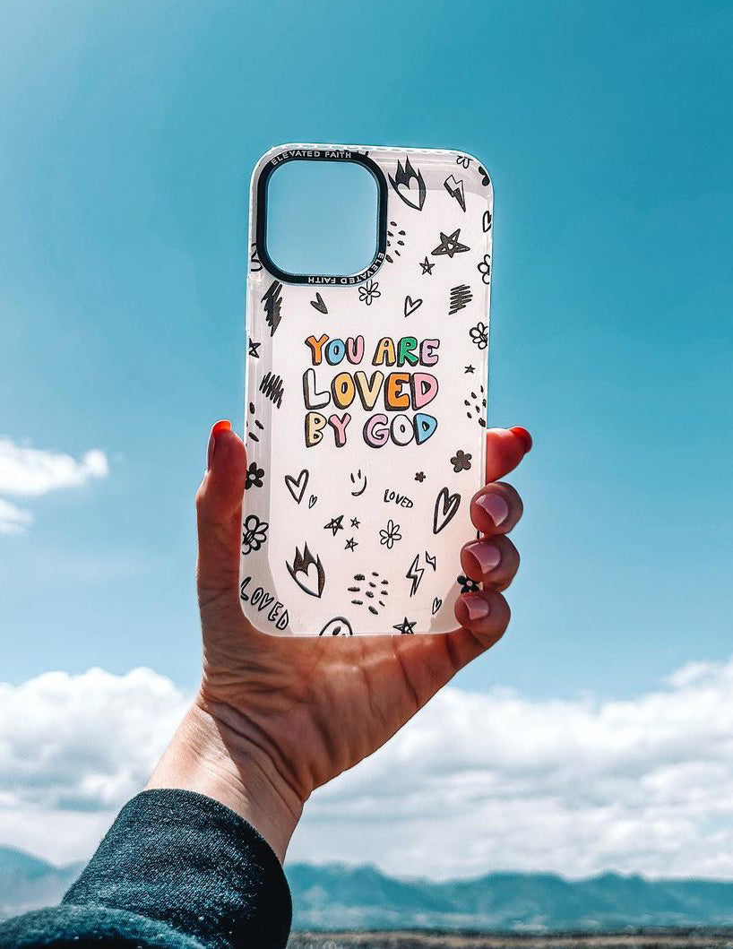 Weiße Handyhülle mit der Aufschrift „You Are Loved By God“