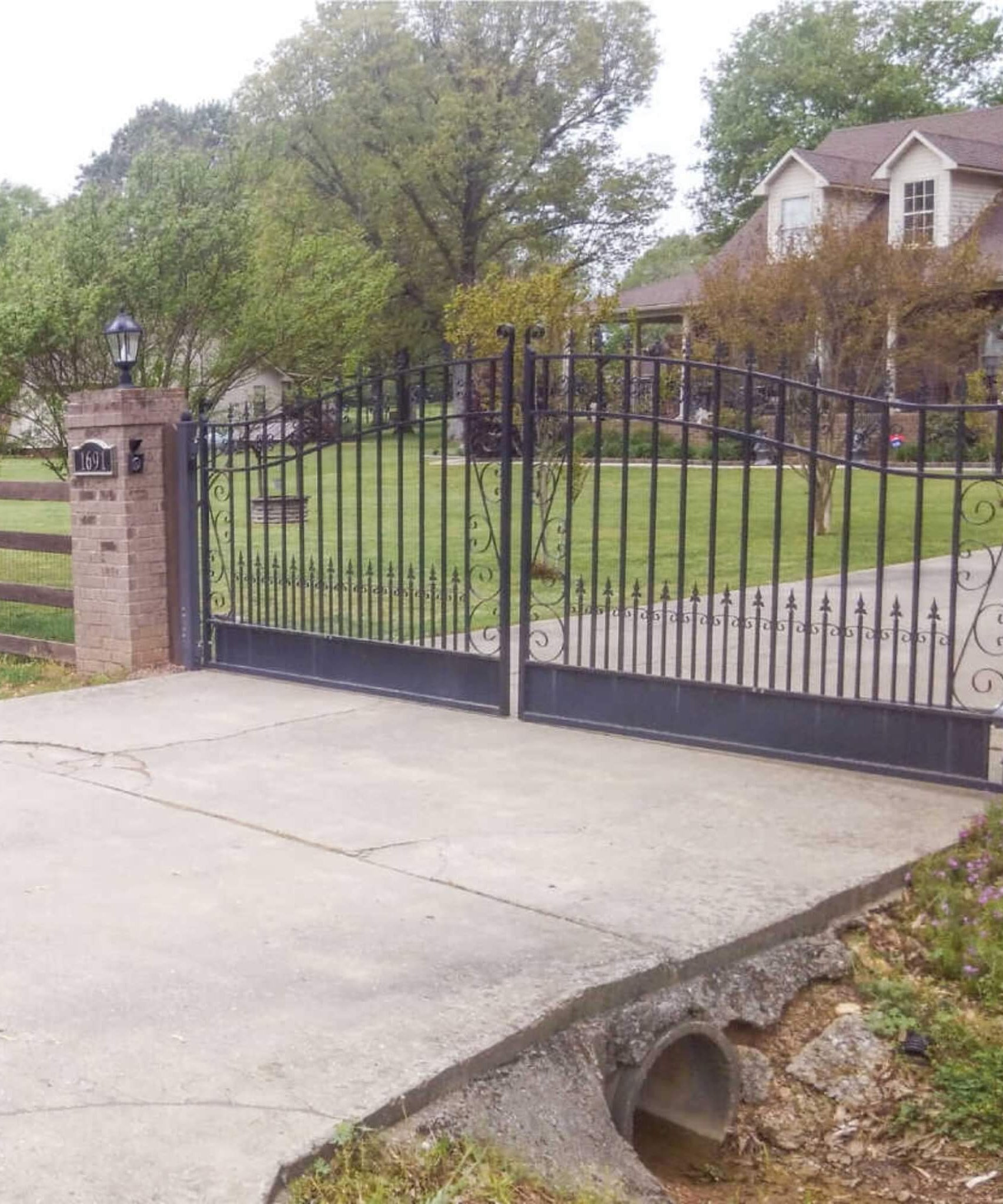 [12-18FT] Heavy-Duty Venice-Style Steel Dual-Swing Driveway Gate (SAK68025)