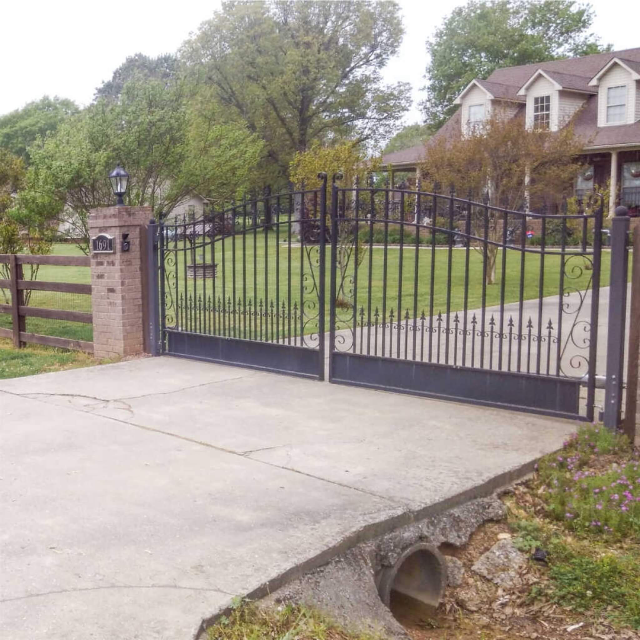 [12-18FT] Heavy-Duty Venice-Style Steel Dual-Swing Driveway Gate (SAK68025)