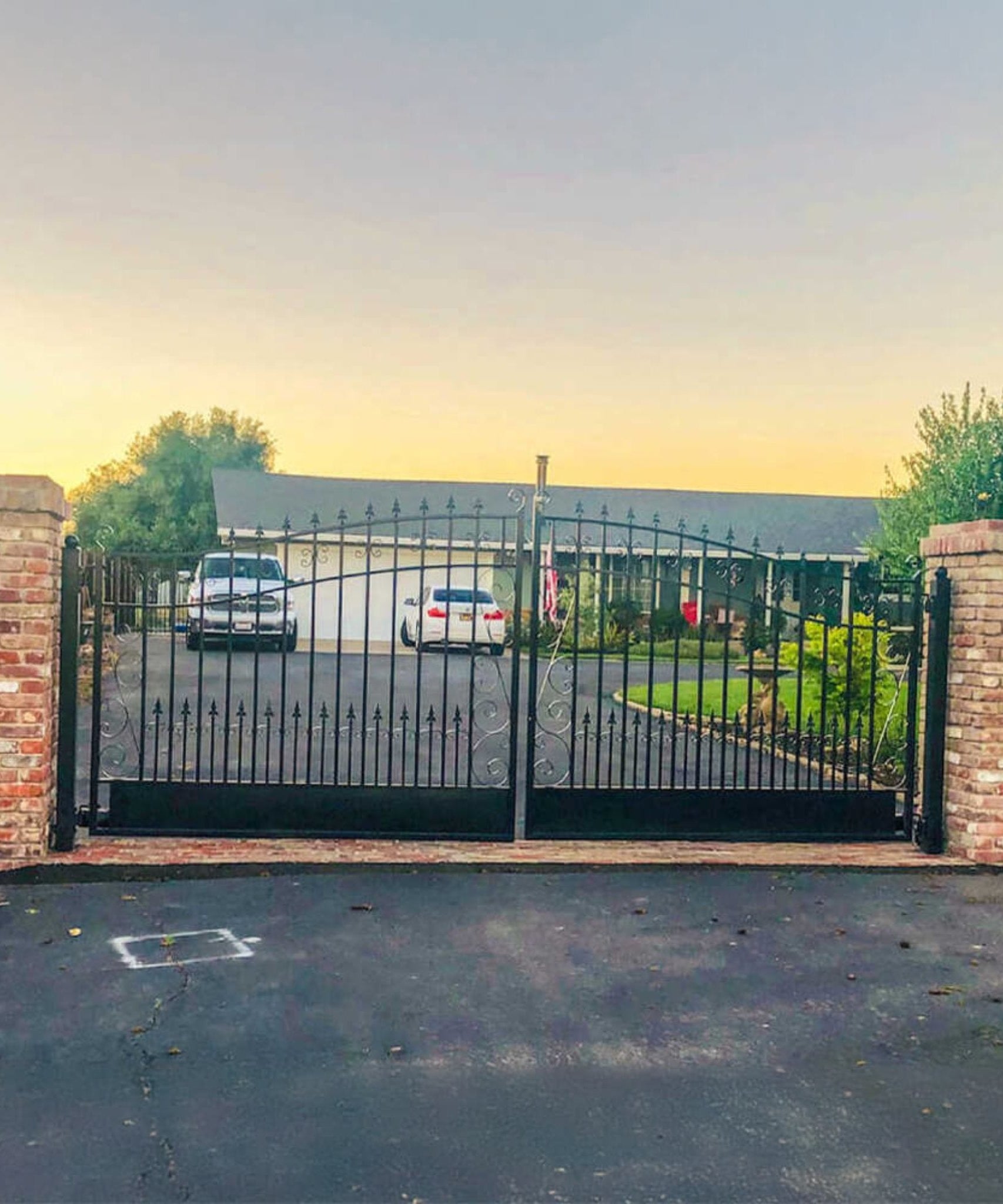 [12-18FT] Heavy-Duty Venice-Style Steel Dual-Swing Driveway Gate (SAK68025)