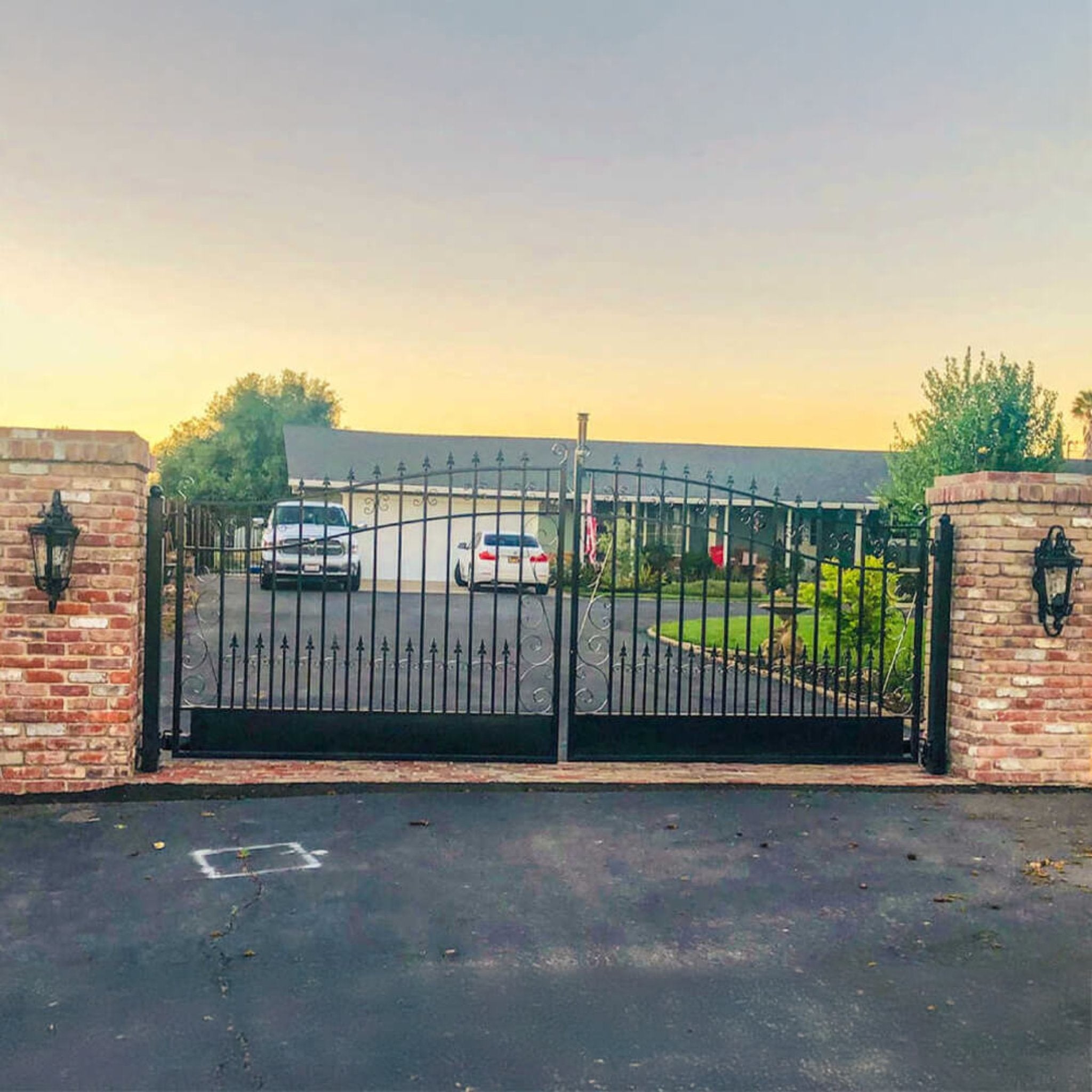 [12-18FT] Heavy-Duty Venice-Style Steel Dual-Swing Driveway Gate (SAK68025)