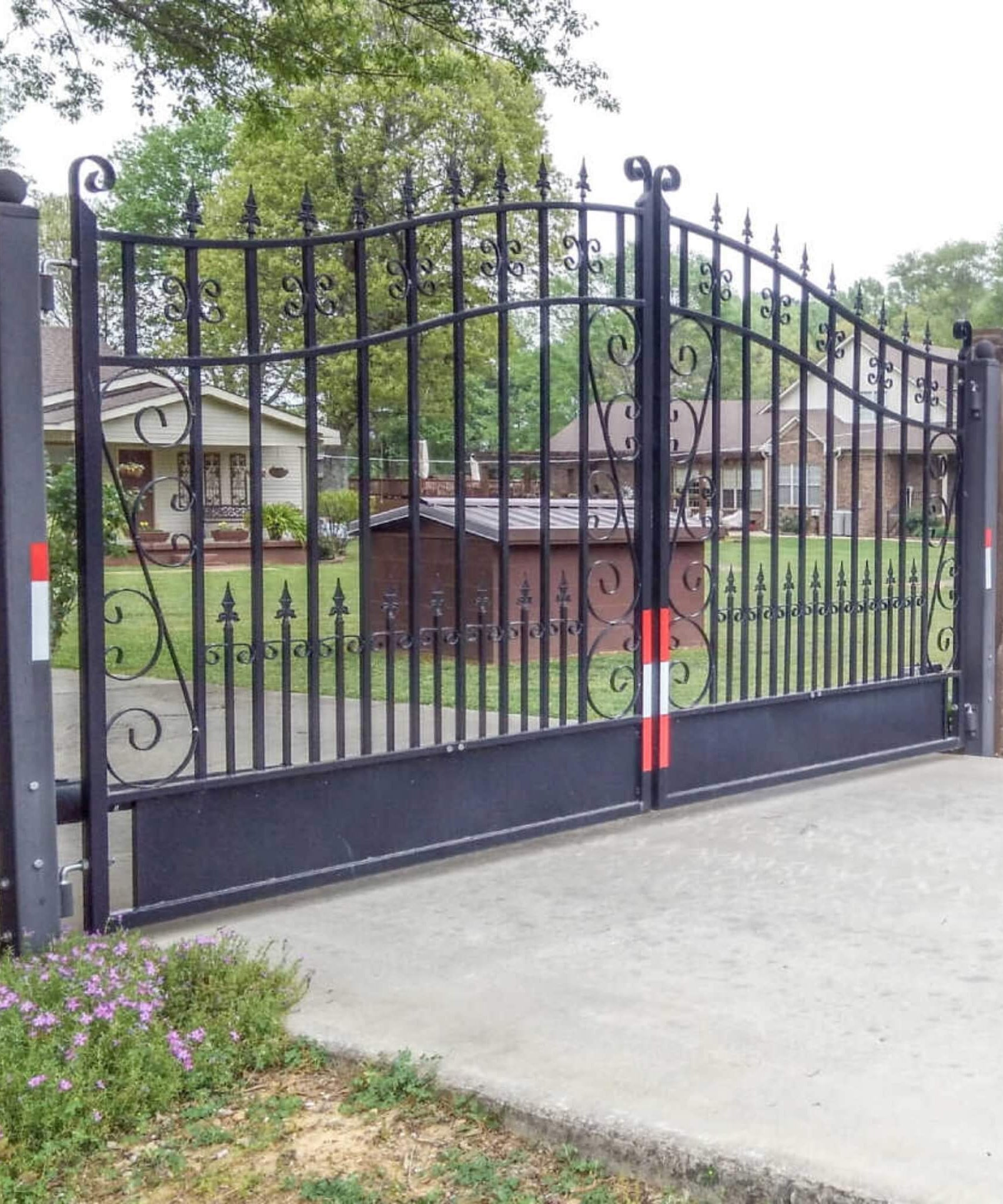 [12-18FT] Heavy-Duty Venice-Style Steel Dual-Swing Driveway Gate (SAK68025)