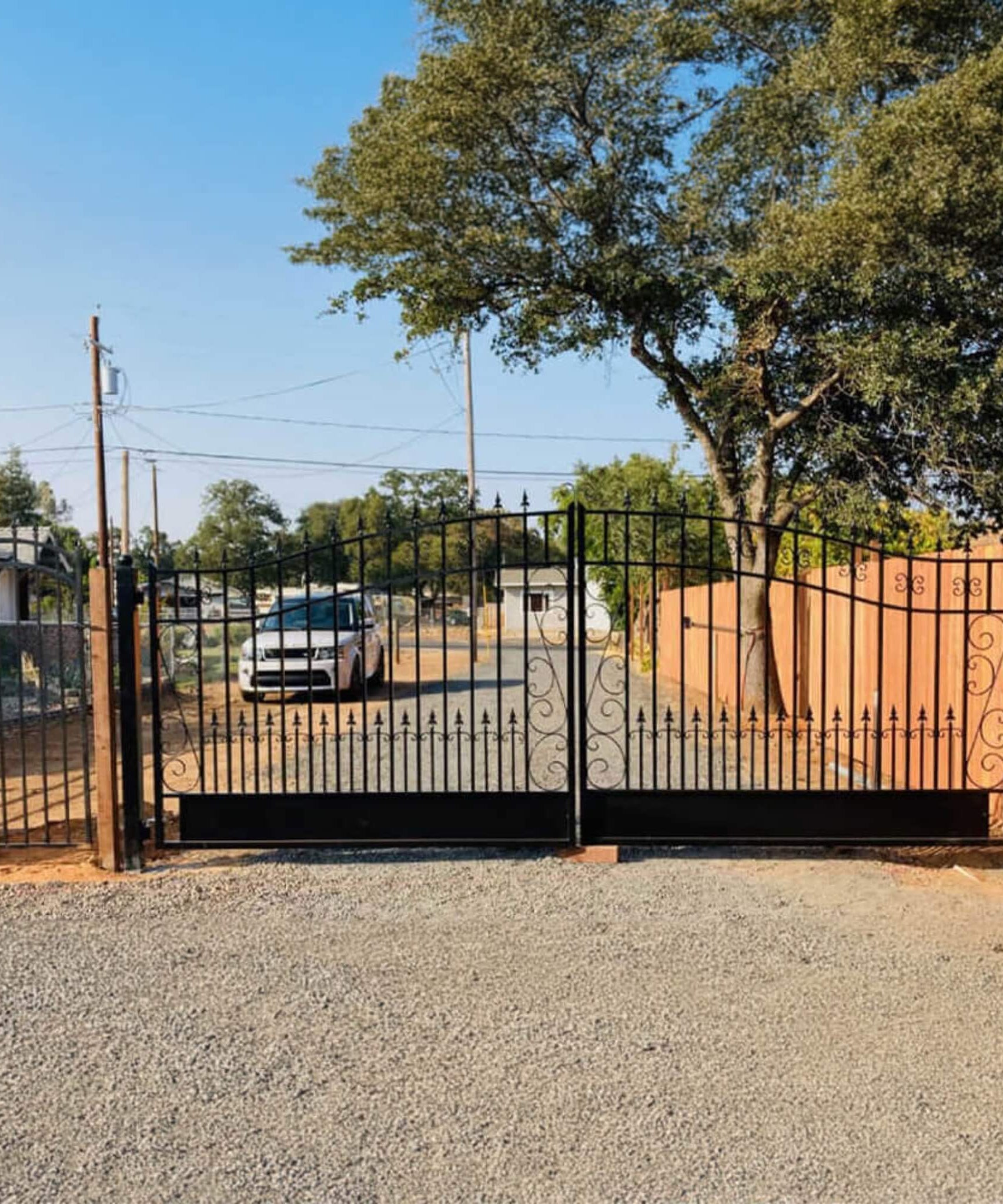 [12-18FT] Heavy-Duty Venice-Style Steel Dual-Swing Driveway Gate (SAK68025)