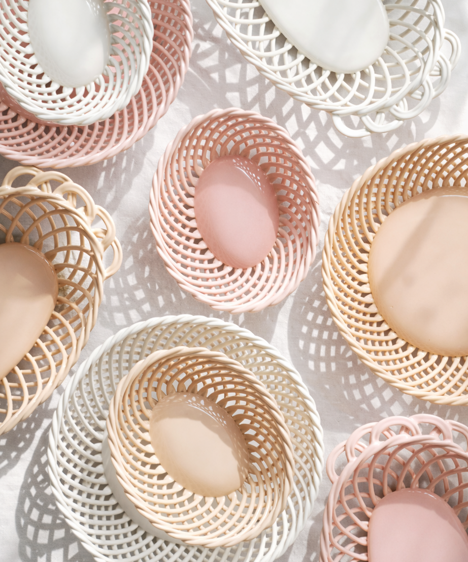 Keramik runder, handgewebter Korb – Weiß, Beige & Rosa glasierte Keramik