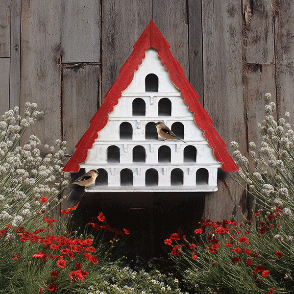 Rotbedachtes, mehrstöckiges, funktionales Vogelhaus