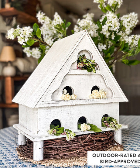 Vogelhaus aus weiß getünchtem Holz | Für den Außenbereich geeignet