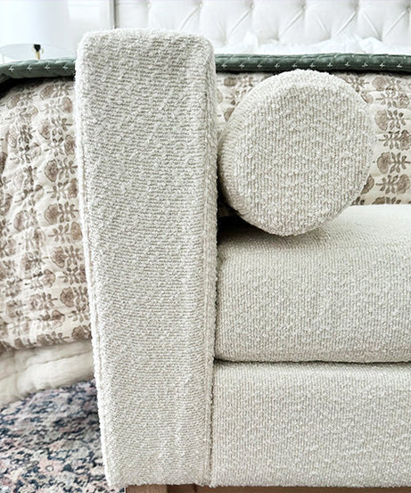 56 Zoll Moderne Bouclé-Akzentbank mit runden Kissen