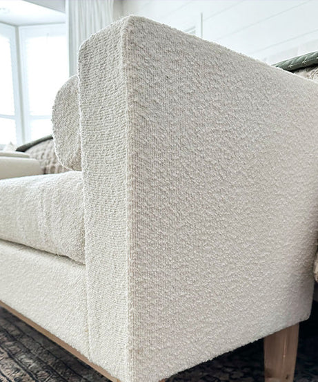 56 Zoll Moderne Bouclé-Akzentbank mit runden Kissen
