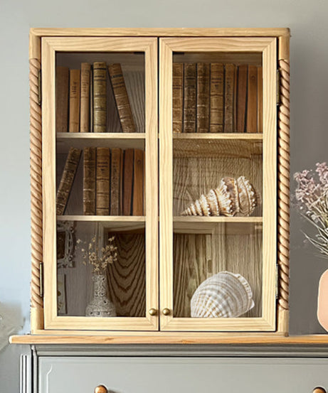 Wandschrank mit gedrechseltem Holzrahmen