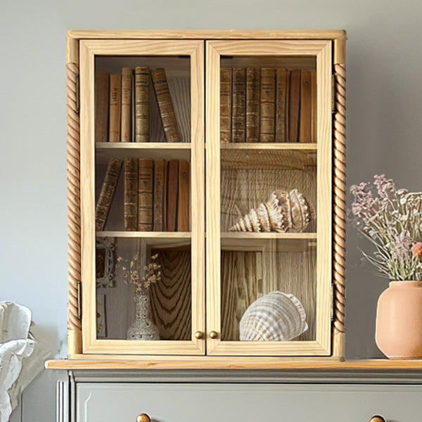 Wandschrank mit gedrechseltem Holzrahmen