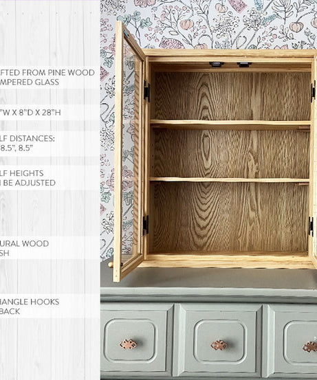 Wandschrank mit gedrechseltem Holzrahmen