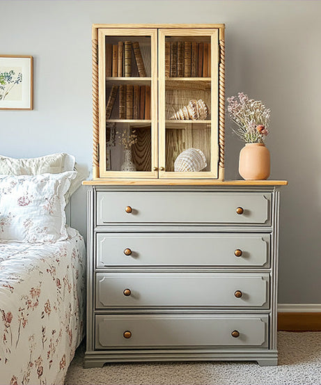 Wandschrank mit gedrechseltem Holzrahmen