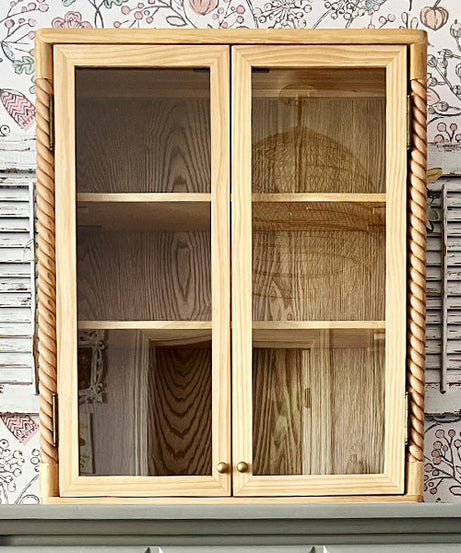Wandschrank mit gedrechseltem Holzrahmen