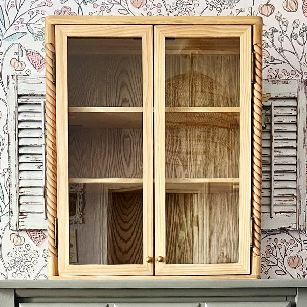 Wandschrank mit gedrechseltem Holzrahmen