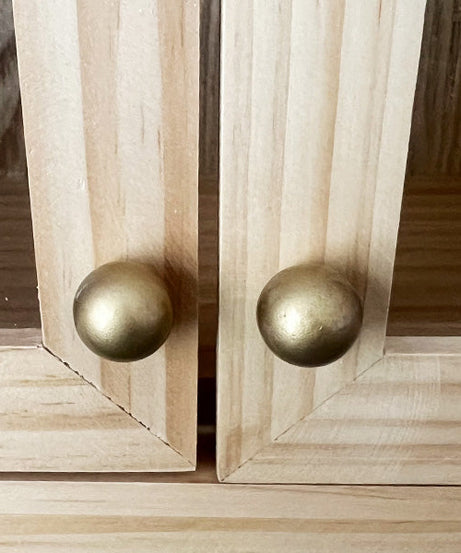 Wandschrank mit gedrechseltem Holzrahmen