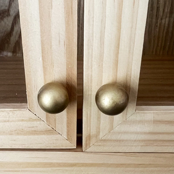 Wandschrank mit gedrechseltem Holzrahmen