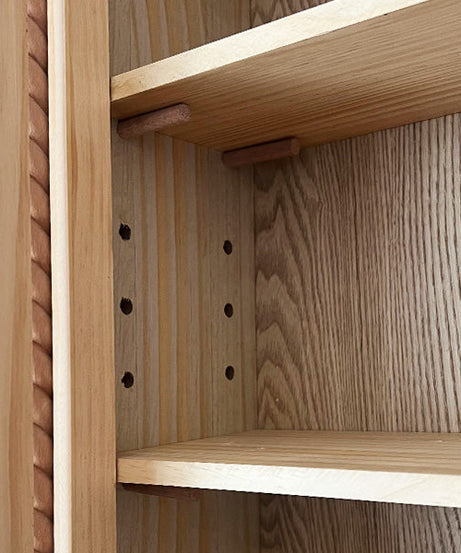 Wandschrank mit gedrechseltem Holzrahmen