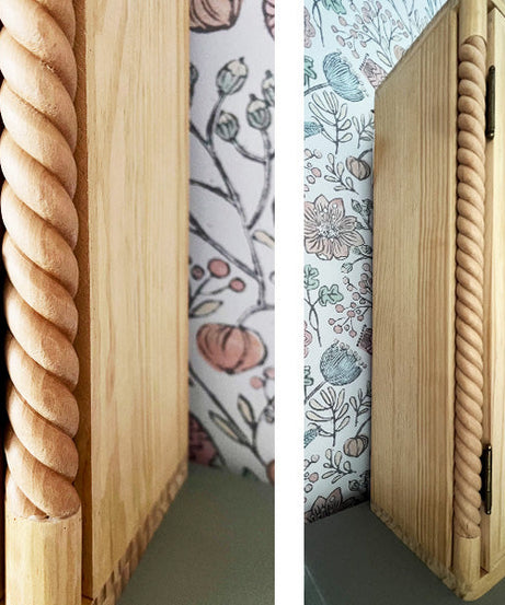 Wandschrank mit gedrechseltem Holzrahmen