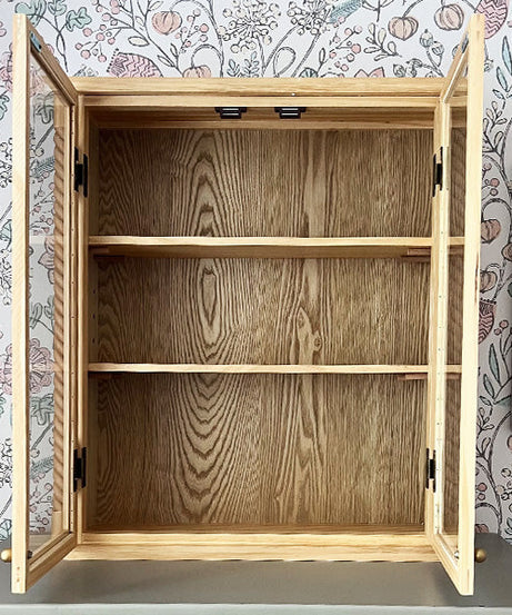 Wandschrank mit gedrechseltem Holzrahmen
