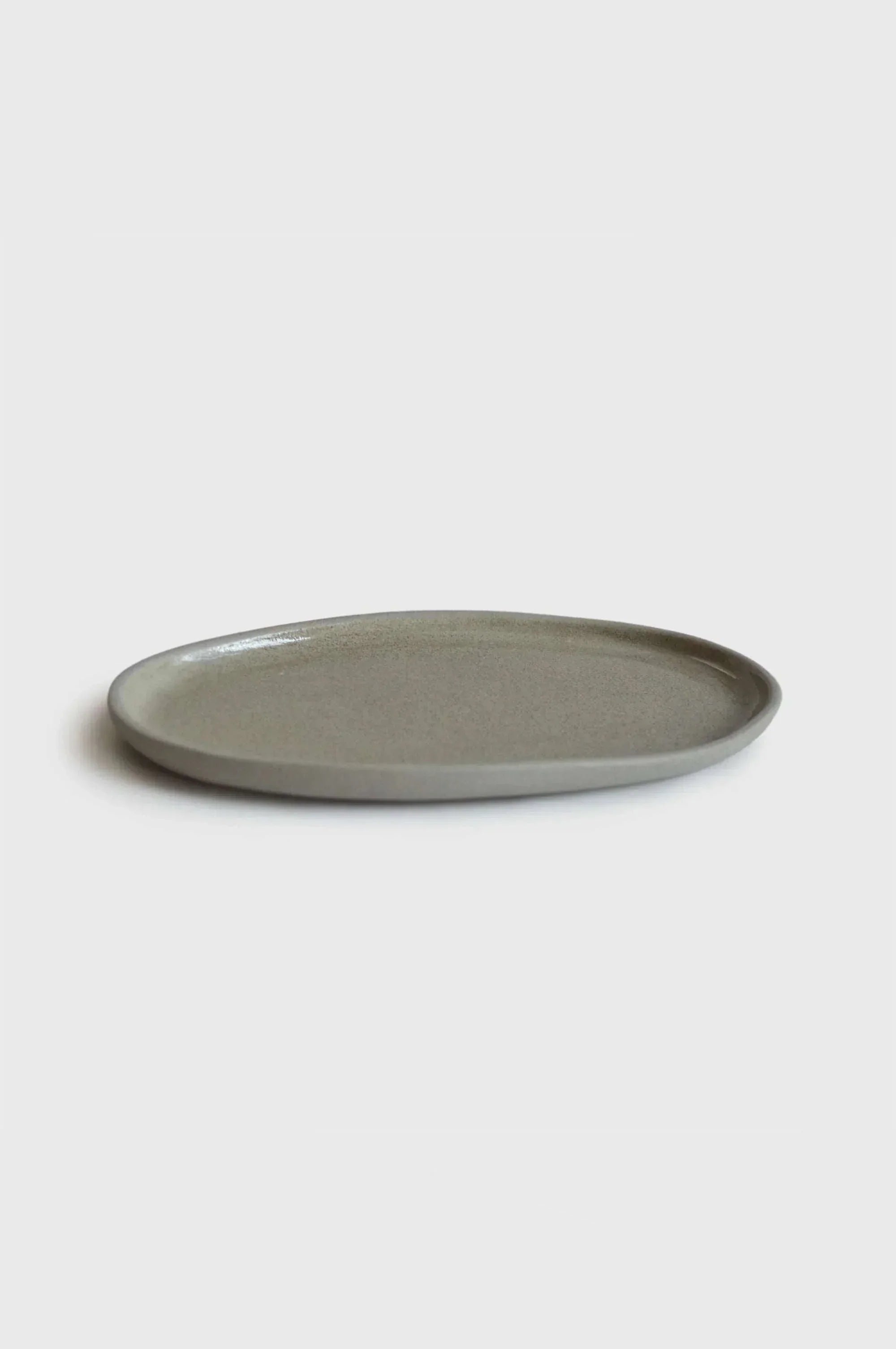 Handgefertigte Servierplatte aus Steinzeug „Concrete“