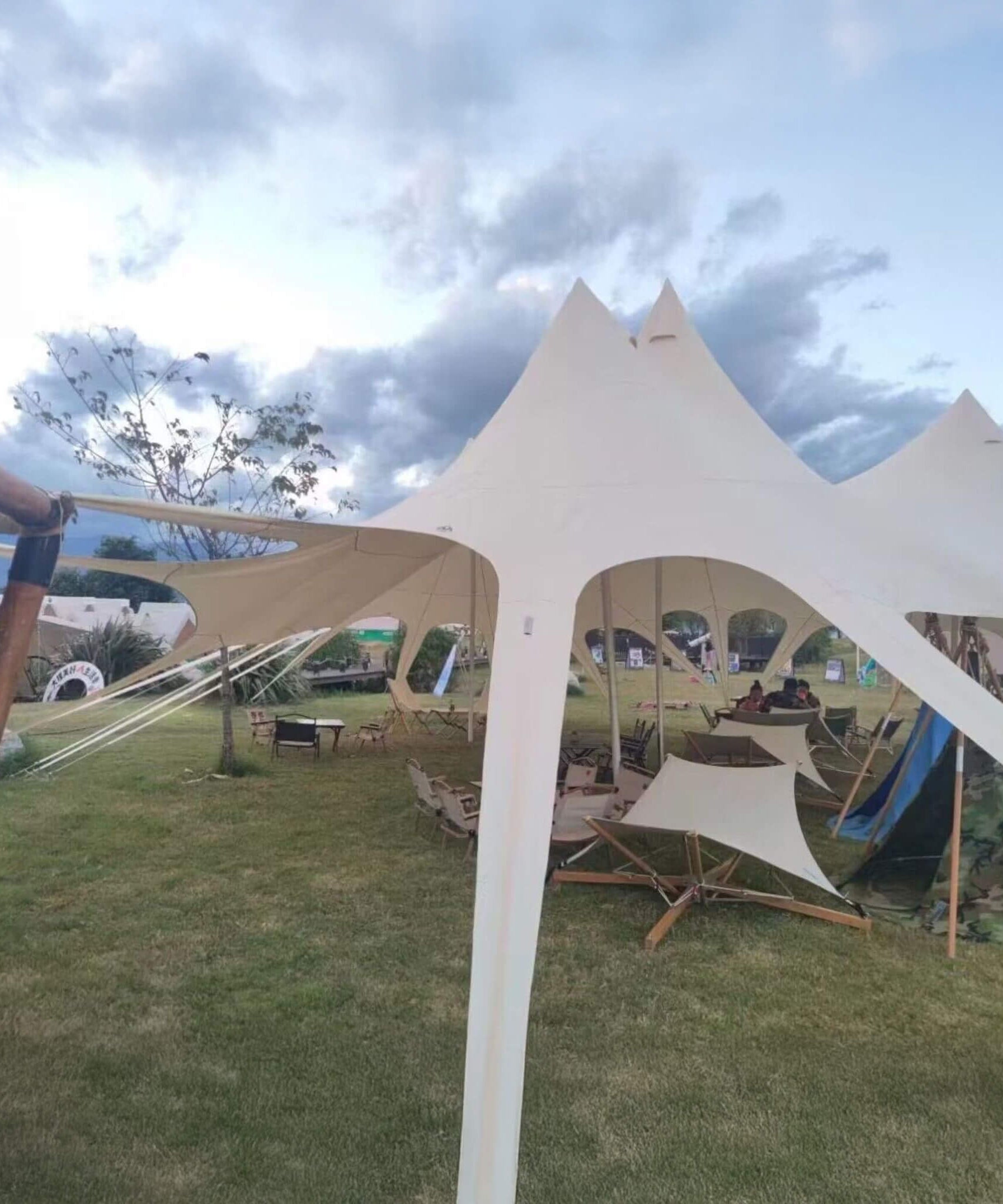 Extra-Large Portable Waterproof Multifunctional Outdoor Rain Tarp Canopy (SAK79811)